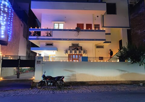 Neehan | Entire 2BR Apartment near Ganges