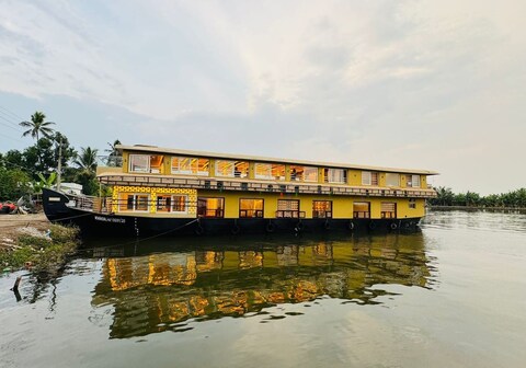 Anugraha Cruise Houseboats