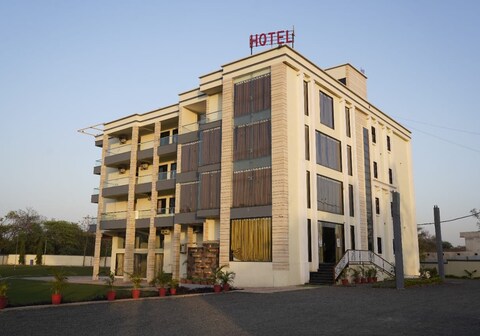 Hotel & Resort Shrestha Paradise