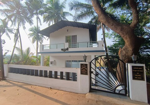 MAULI Villa and Homestay with swimming pool