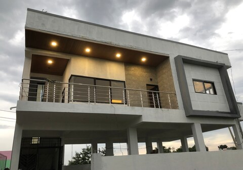 Cheerful 2 Bedroom Townhouse with village feel.