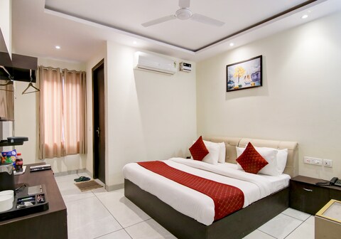 Hotel De Hocks Deluxe @ New Delhi Railway Station