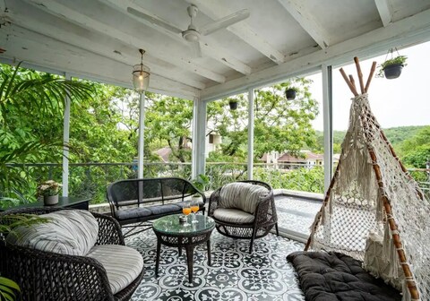 The Penthouse 2bhk in Parra by Orange Sunsets