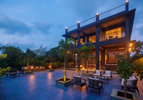 StayVista | Sunset Boulevard Villa