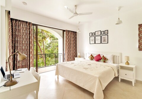 tisyastays | Spacious 1BHK Apartment with Infinity Pool, 5mins to beach