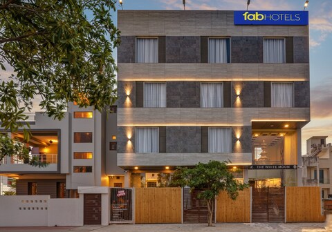 FabHotel The White Moon