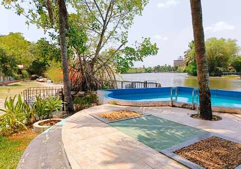 Mia Riaan Lake View Resort