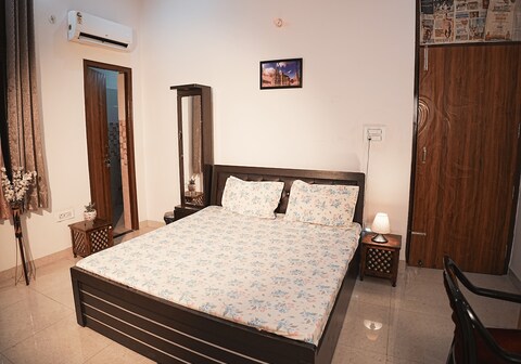 Near Taj Hotel | Self-Cooking Free Breakfast