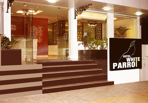 Hotel White Parrot