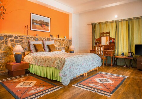 Jacaranda Estate | Cottages & Diner