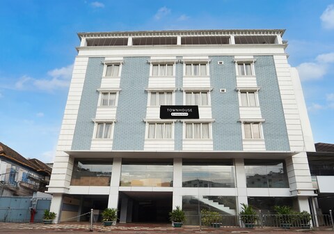 Super Townhouse MG Road Trivandrum formerly Nandanam Park