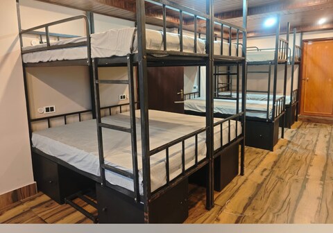 Offtracker bunks and stays