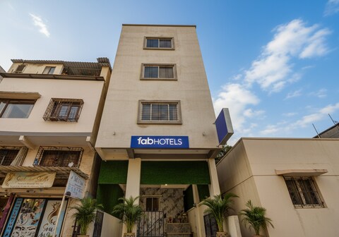 FabHotel Pink House