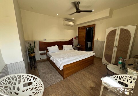 Terrace Room with sunbed by Bawa Hideout