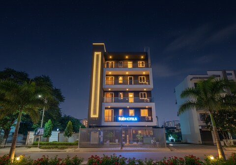 FabHotel Kiara- 400 meters from Medanta hospital