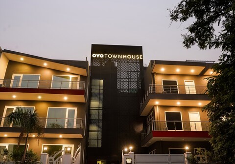 Super Townhouse Galleria Market Near Golf Course Road