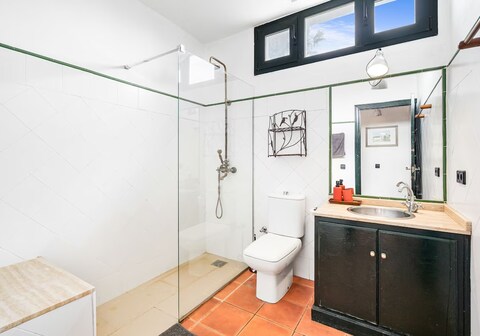 ANANA Binisafua Villa with a pool by the sea