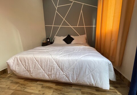 Snow N Shades Resort and Cafe