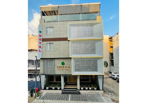 HOTEL EMERALD