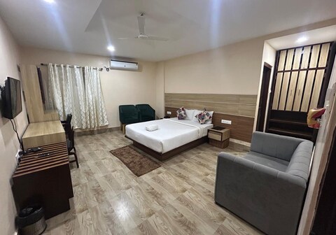 Hotel Magic Square(1 Km away from train station)