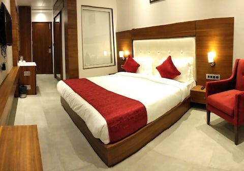 HOTEL HIGHWAY INN