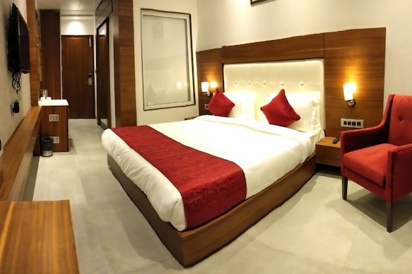 HOTEL HIGHWAY INN