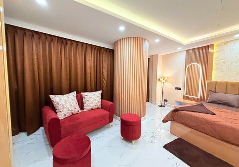 Luxury Suite In Heart of Noida By Sucasa Stays
