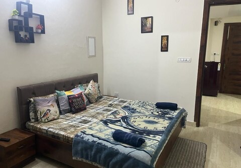 Luxurious 1BHK Apt in Hills | Parking Lift Kitchen