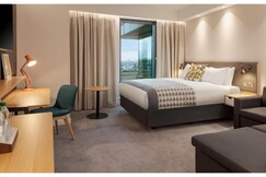 Holiday Inn LONDON - HEATHROW BATH ROAD,  London Holiday Inn LONDON - HEATHROW BATH ROAD,  London