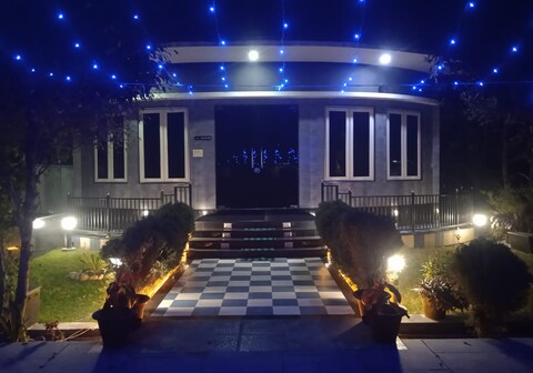 Osho Sumeru K-Veg-Fast wifi-Parking-Veg