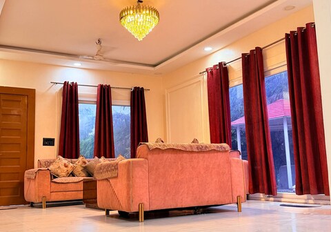 Noida Holiday Farms