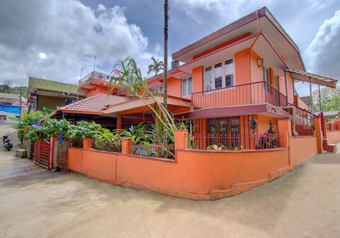 Four Seasons Homestay | Rooms & Restaurant