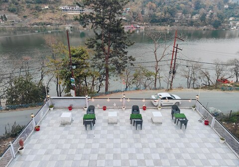 The LAKE HOUSE ( RESORT & CAFE )