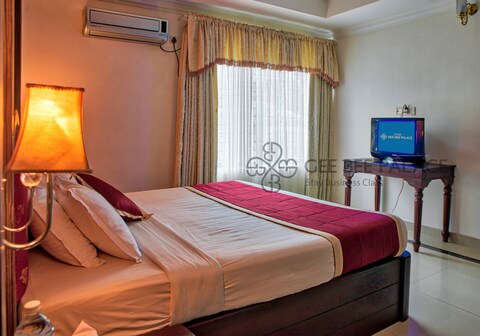 Hotel Gee Bee Palace