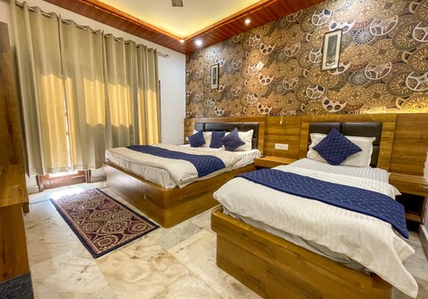 Hotel Chinar by Voyager Hotels @ 1 min from Katra Main Market