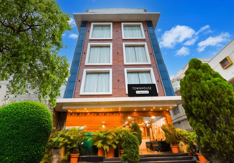 Super Townhouse Near Marine Drive