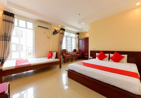 OYO 230 Titanic Hotel