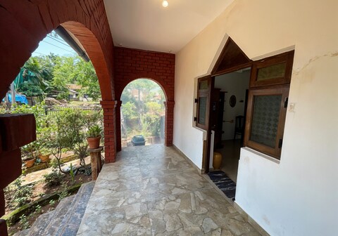 Blue Azure 1BR GF walk to beach in Goa by Homeyhuts