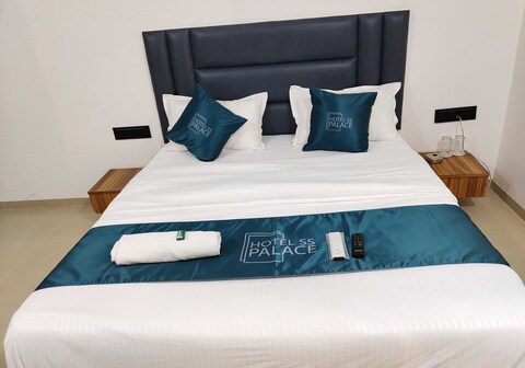 Hotel O S. S. Palace