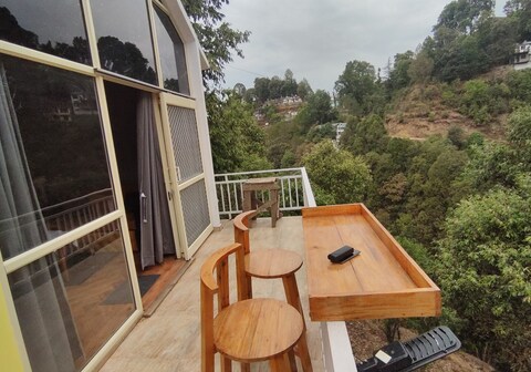 The YellowHood a charming cabin at Malla Ramgarh