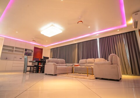 Grand 6BHK by J60 Suites