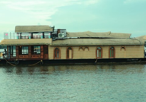 Premium Houseboat