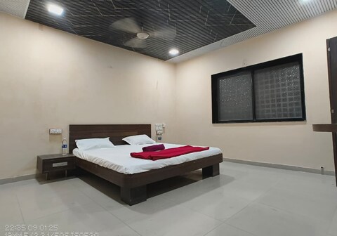 Hotel Poonam Lodging And Boarding