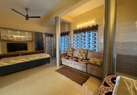 V R Home's