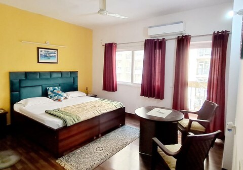 Entire LADS AC 2 BHK ktn WiFi near Gaur chowk