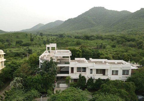 Devraj Villa | Rooms & Restaurant