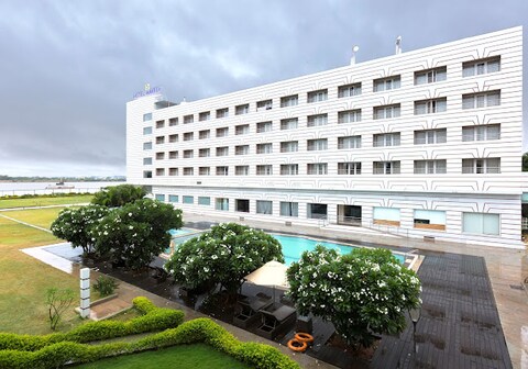 Hotel Naveen Lakeside