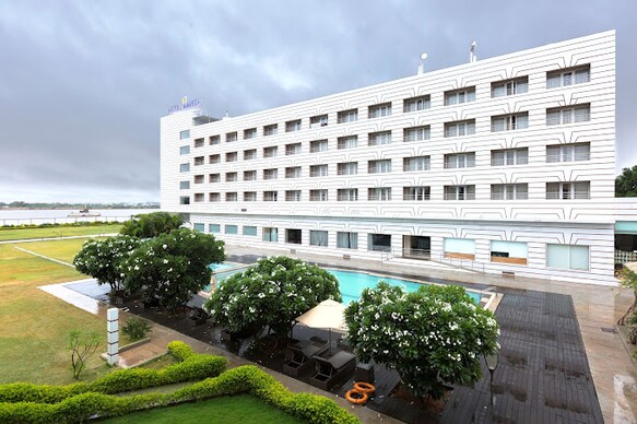 Hotel Naveen Lakeside