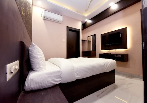 Hotel VK Inn, Near Prayagraj Junction