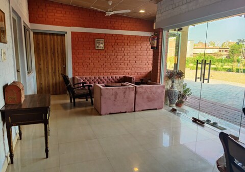 BRICK FIELD | Lounge with Garden & Parking